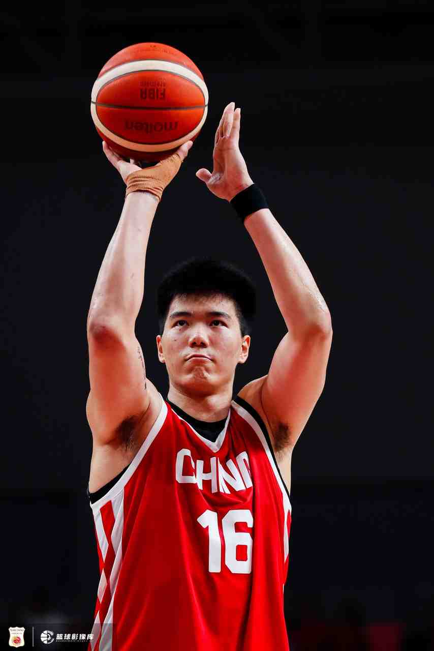 兢兢业业!焦泊乔3中2拿下6分6板1断 下半场与对手冲突