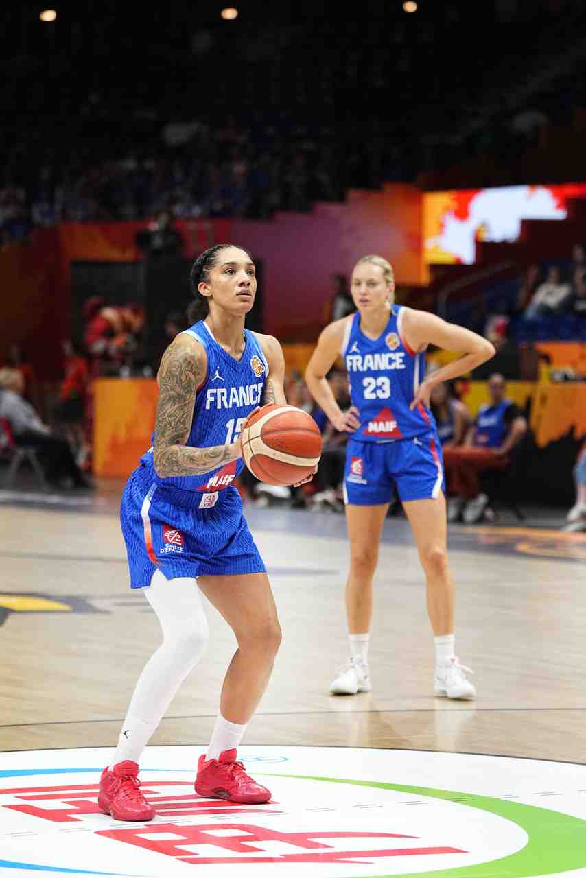 中国女篮今晚对手~法国女篮场均狂轰101.7分&13.7断 实力榜排第一