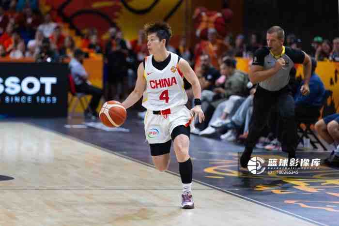 张曼曼+李缘合计5中1仅得3分1助!媒体人:控球后卫只负责控球?
