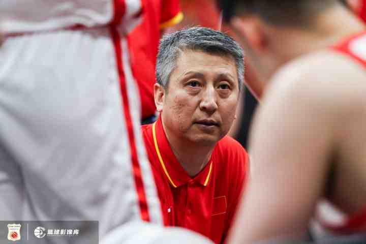 解说:中国男篮在小组赛更多是调整状态、适应场地、演练战术