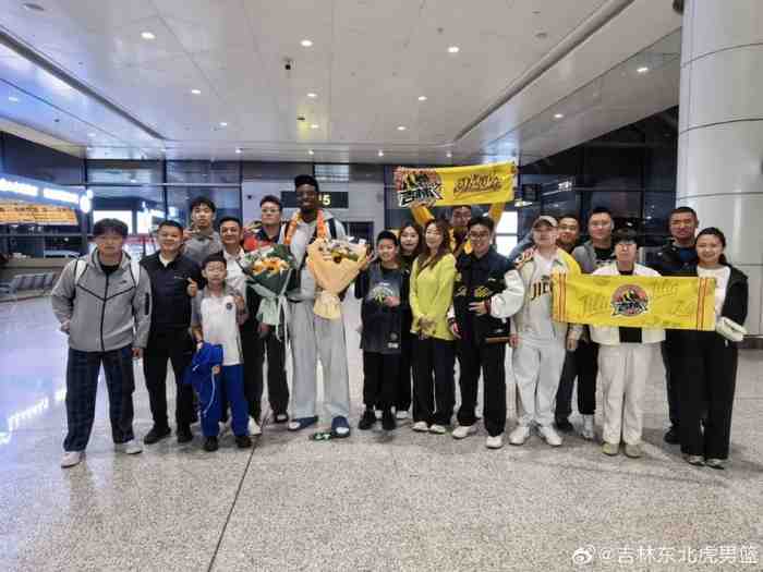 泰勒·卡尔文·库克抵达长春 俱乐部副董事长及球迷到机场接机