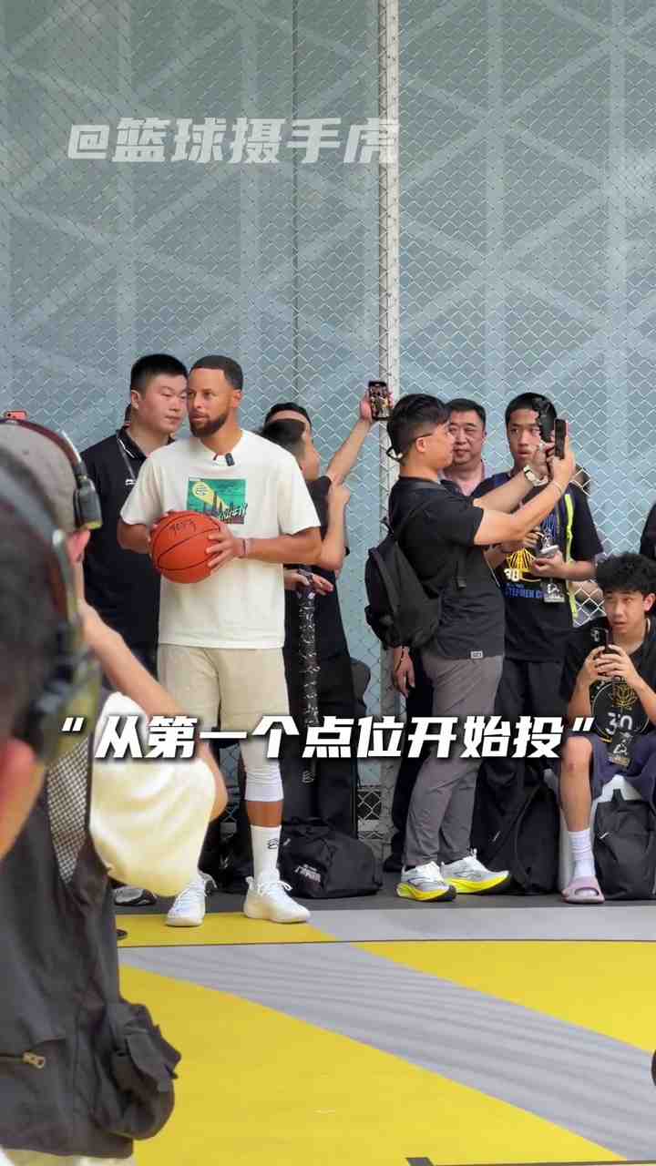 有活儿！库里投篮表演前2投打铁后及时调整 最终11中8+滑翔勉扣