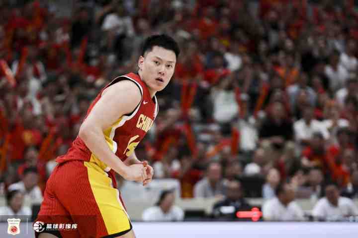 抢得很凶!李弘权首节拿到3篮板两队最高 命中1记三分球