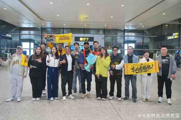 贾斯汀·拉特里尔·科布斯抵达长春 副董事长及球迷到机场接机