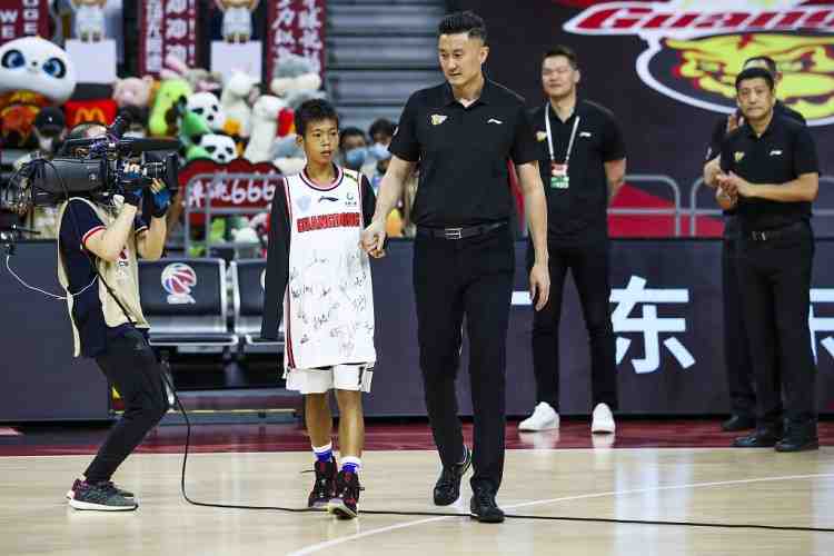 独臂篮球少年父亲:张家城走红后没选择当网红 而是默默走自己的路