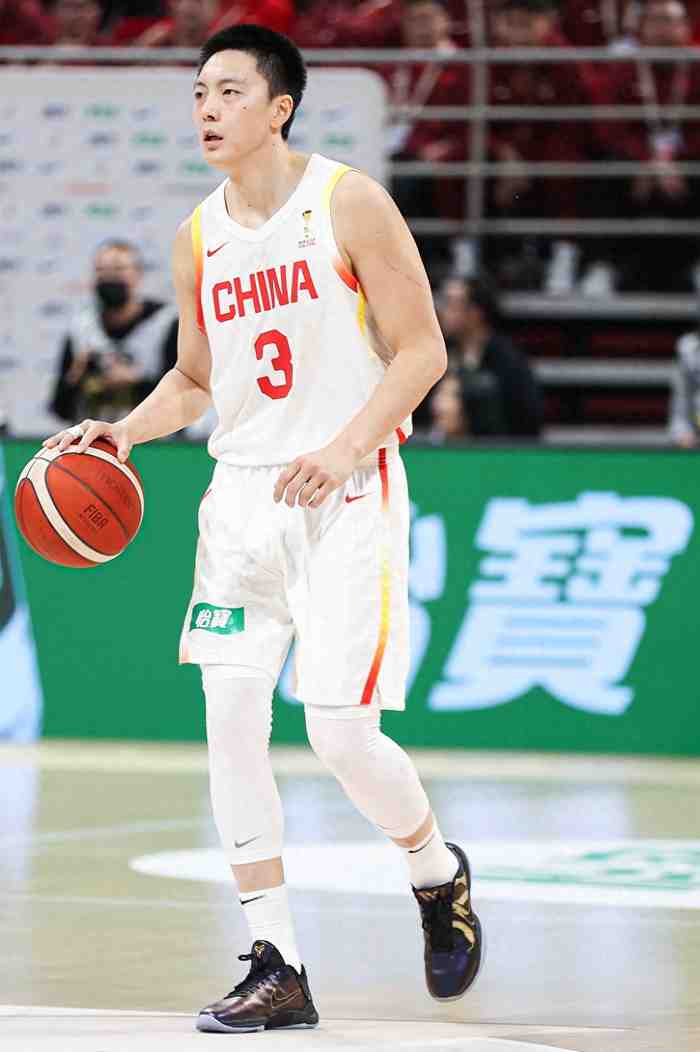 中国男篮两连胜!胡明轩夸赞一人,不是胡金秋,也不是庞铮麟