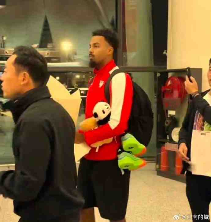 媒体人:辽宁男篮外援凯勒·爱德华兹顺利抵达沈阳