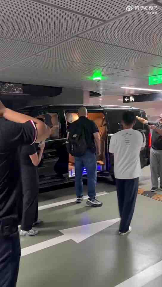 依旧宠粉!库里在酒店地下车库为有序排队的球迷挨个签名