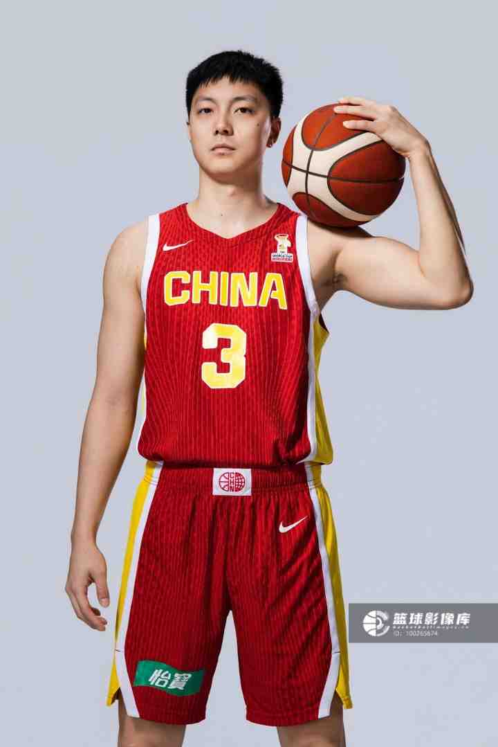 胡明轩:我们现在每场都是全力拼对手 3场小组赛大家都做得非常好