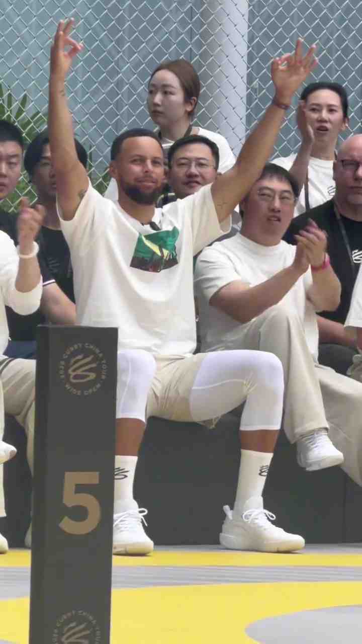 梦幻联动！库里中国行与美娜同框 一起做出经典“晚安”庆祝动作