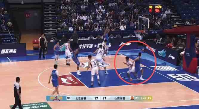翟晓川对魏莨哲挥肘！还怒怼博主：你应该看看眼睛 你1万多度