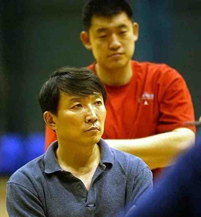 中国篮球30年死结:宫鲁鸣铁腕管大牌,为何在李梦身上彻底失效?