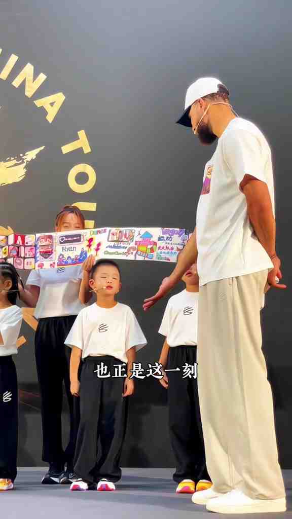 感受公司文化!库里与李宁公司所设员工幼儿园的小朋友进行互动