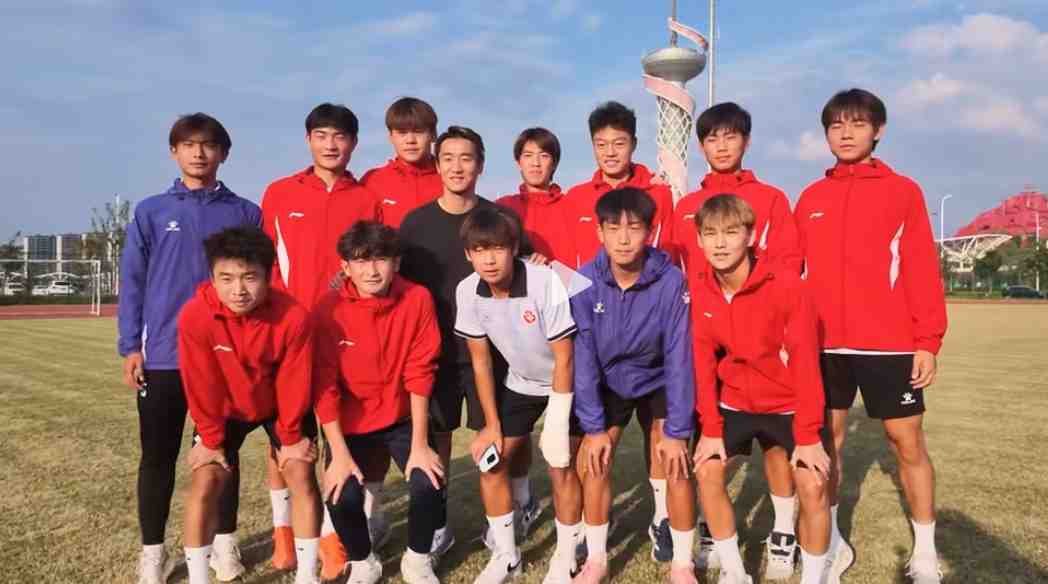 博主:韦世豪今日在家乡带蚌埠青少年球员训练 展示任意球破门