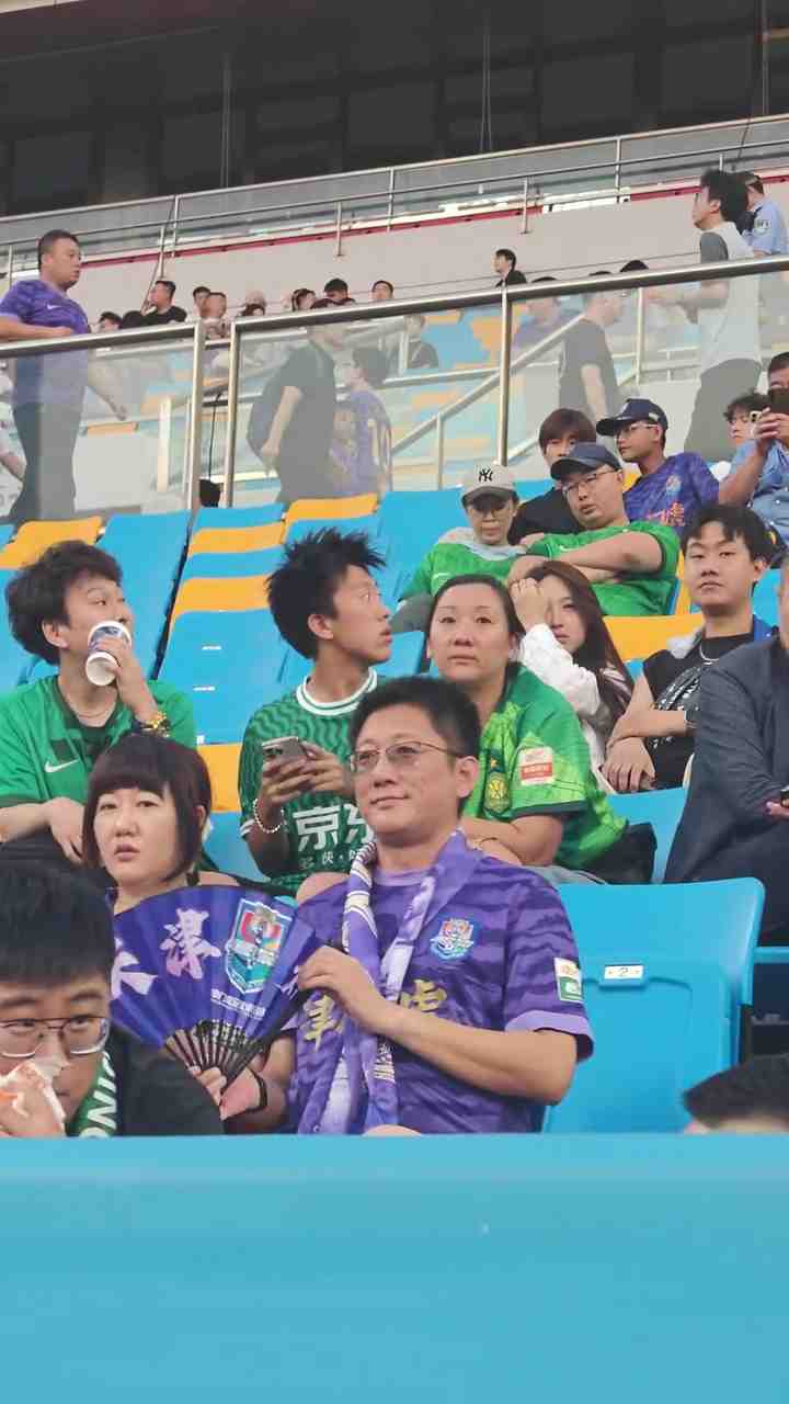 记者:大批国安球迷来到泰达足球场为津门虎加油助威