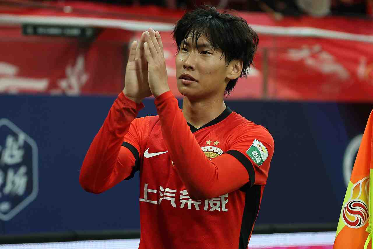 李新翔球探报告:无球跑动、禁区前插是优势,技术仍有明显局限