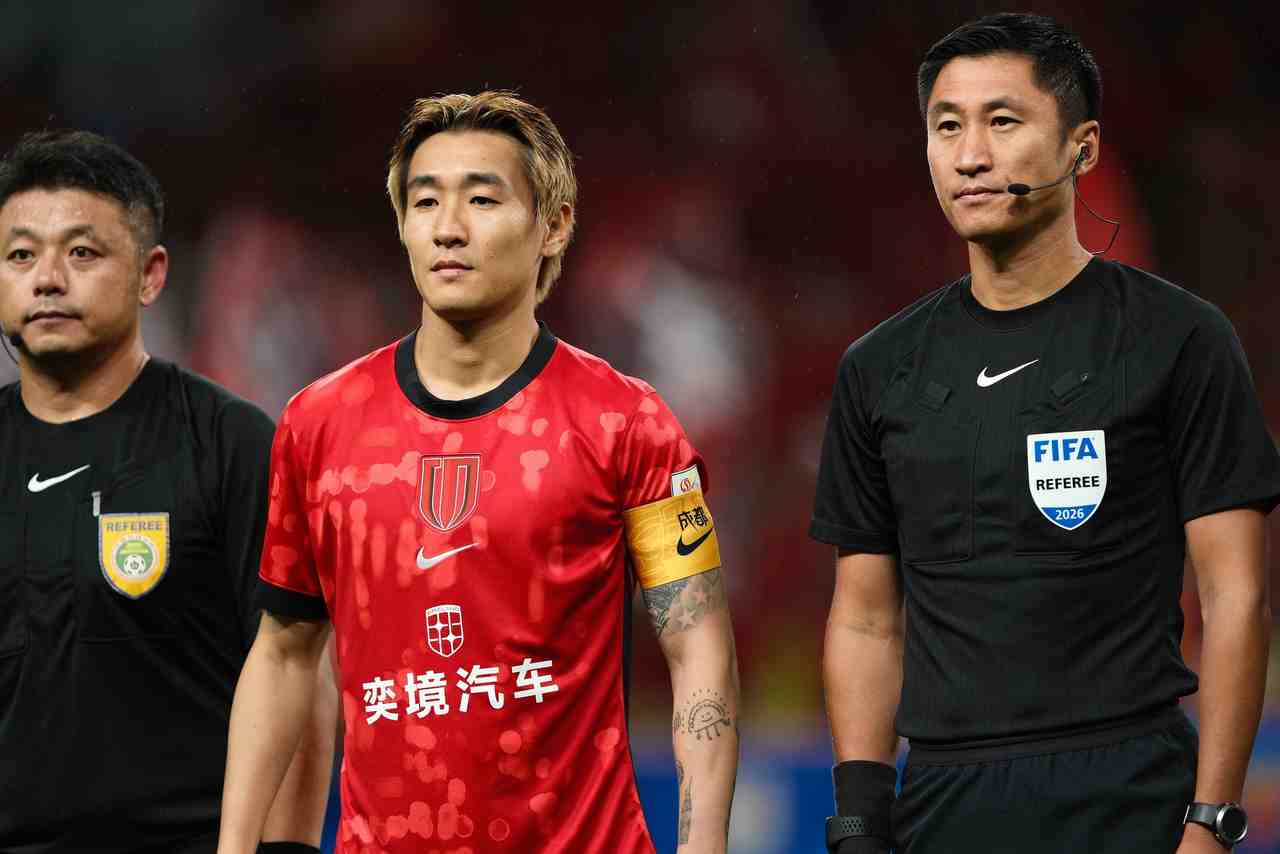 韦世豪停赛能否随队捧杯?蔡慧康有先例,23年停赛后仍与全队捧杯