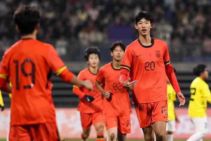 17岁高中生入选国足!1米94的“空霸”也能单骑闯关